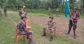 সীমান্তে ফেলে যাওয়া বিএসএফের দুই শর্টগান ও ওয়াকিটকি ফেরত দিলো বিজিবি